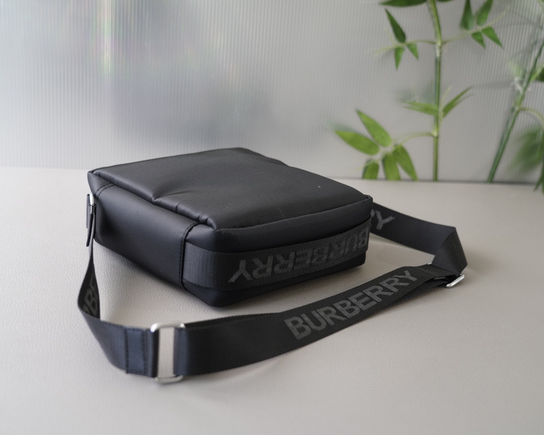 Burberry ロゴ　ショルダーバッグ