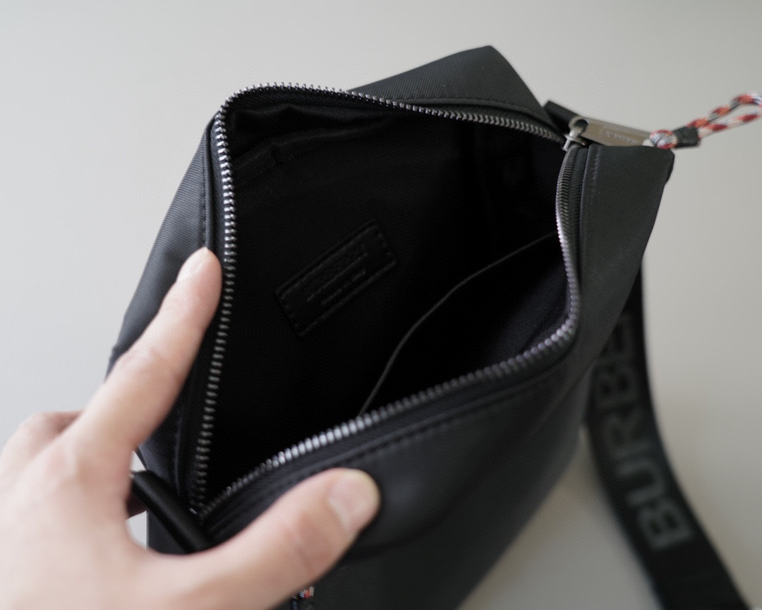 Burberry ロゴ　ショルダーバッグ