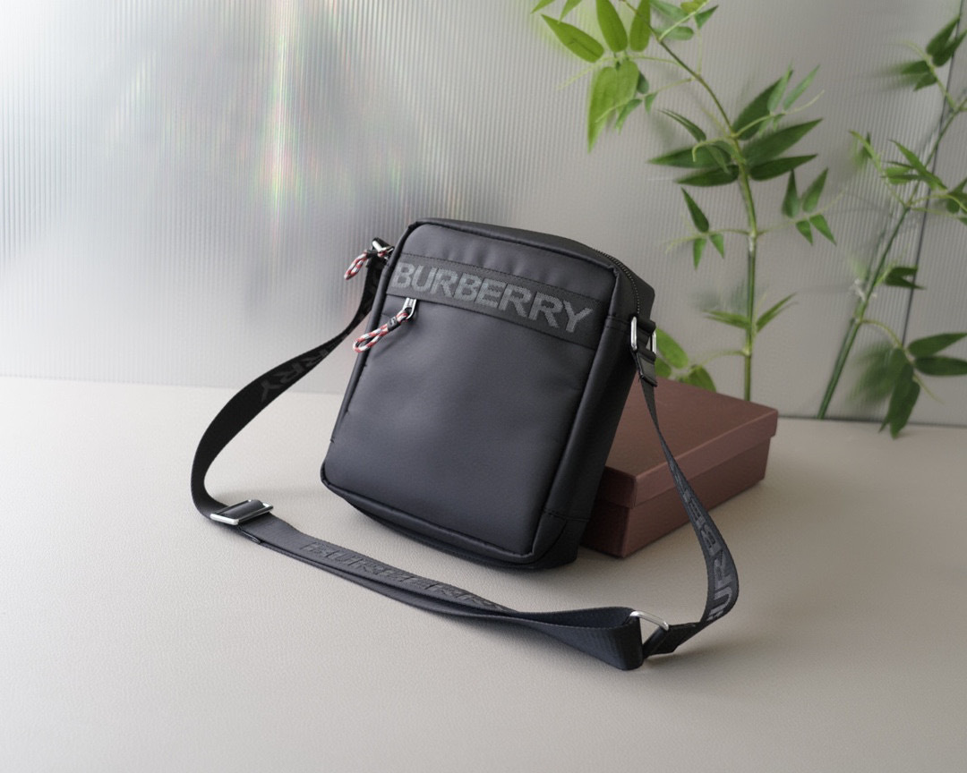 Burberry ロゴ　ショルダーバッグ