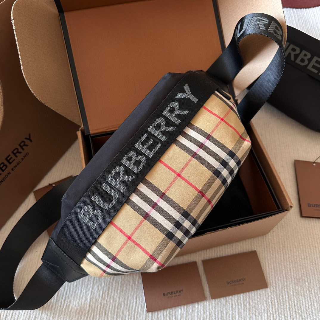 【BURBERRY】 SONNY レタリングロゴバムバッグ