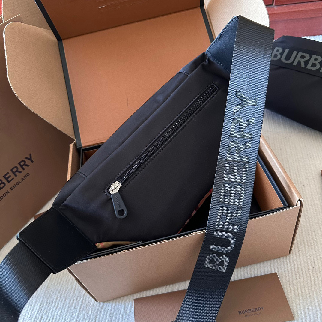 【BURBERRY】 SONNY レタリングロゴバムバッグ