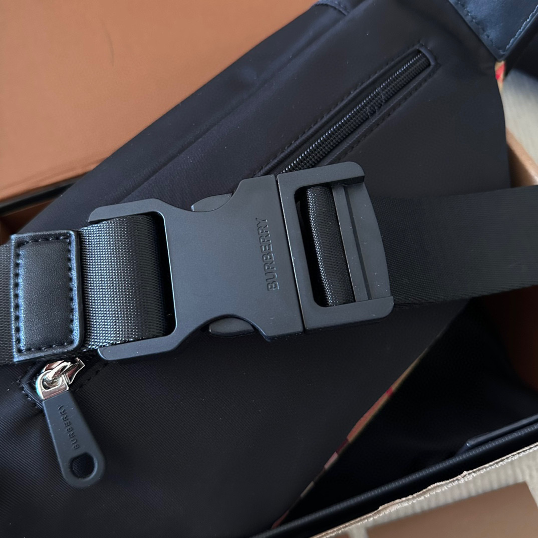 【BURBERRY】 SONNY レタリングロゴバムバッグ