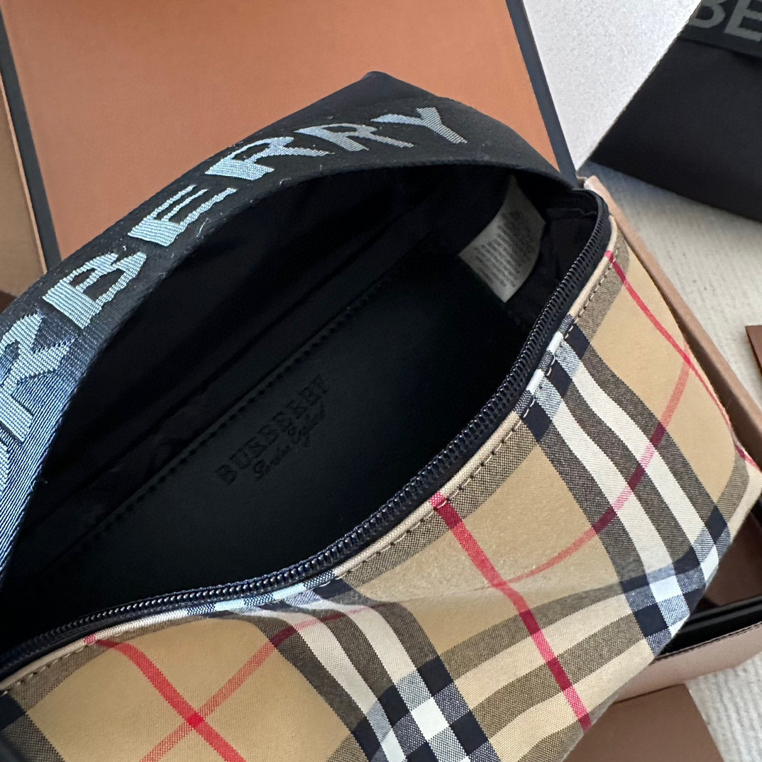 【BURBERRY】 SONNY レタリングロゴバムバッグ