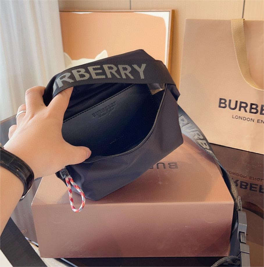 【BURBERRY】 SONNY レタリングロゴバムバッグ