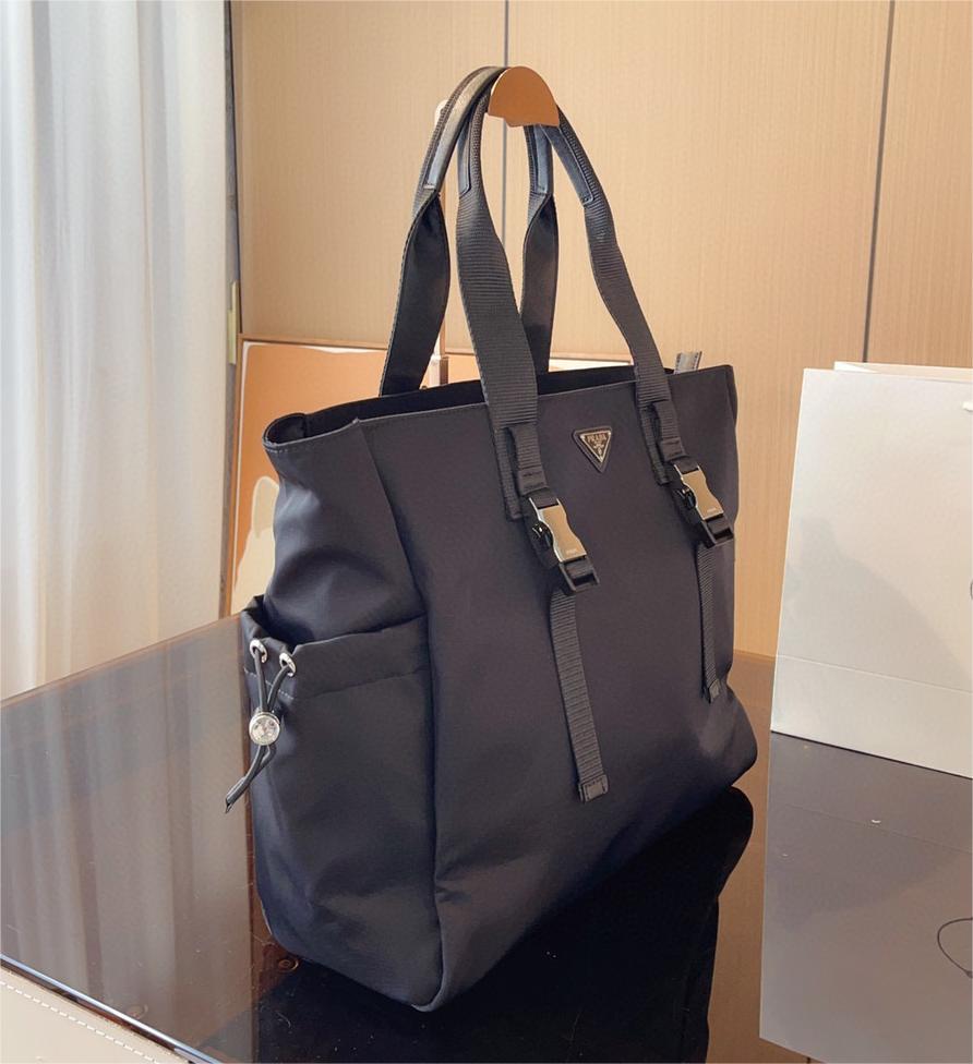 PRADA Re-Nylon トライアングルロゴ トートバッグ