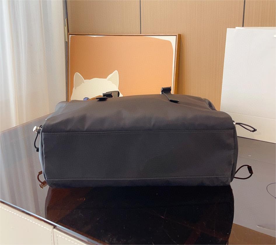 PRADA Re-Nylon トライアングルロゴ トートバッグ