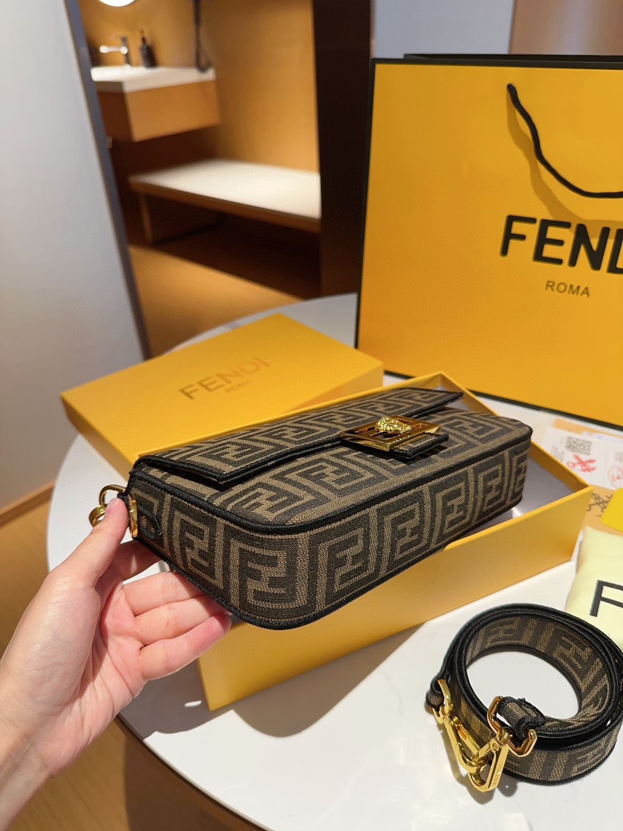 FENDI☆定番ショルダーバッグ