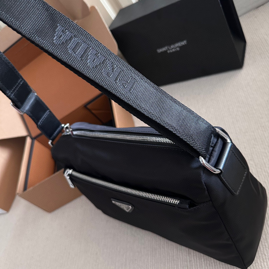 PRADA  Re-Nylon　ショルダーバッグ