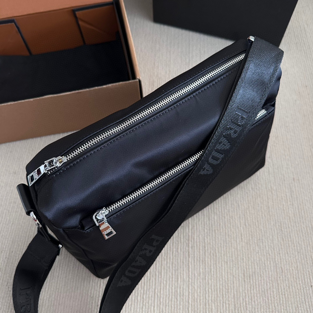 PRADA  Re-Nylon　ショルダーバッグ