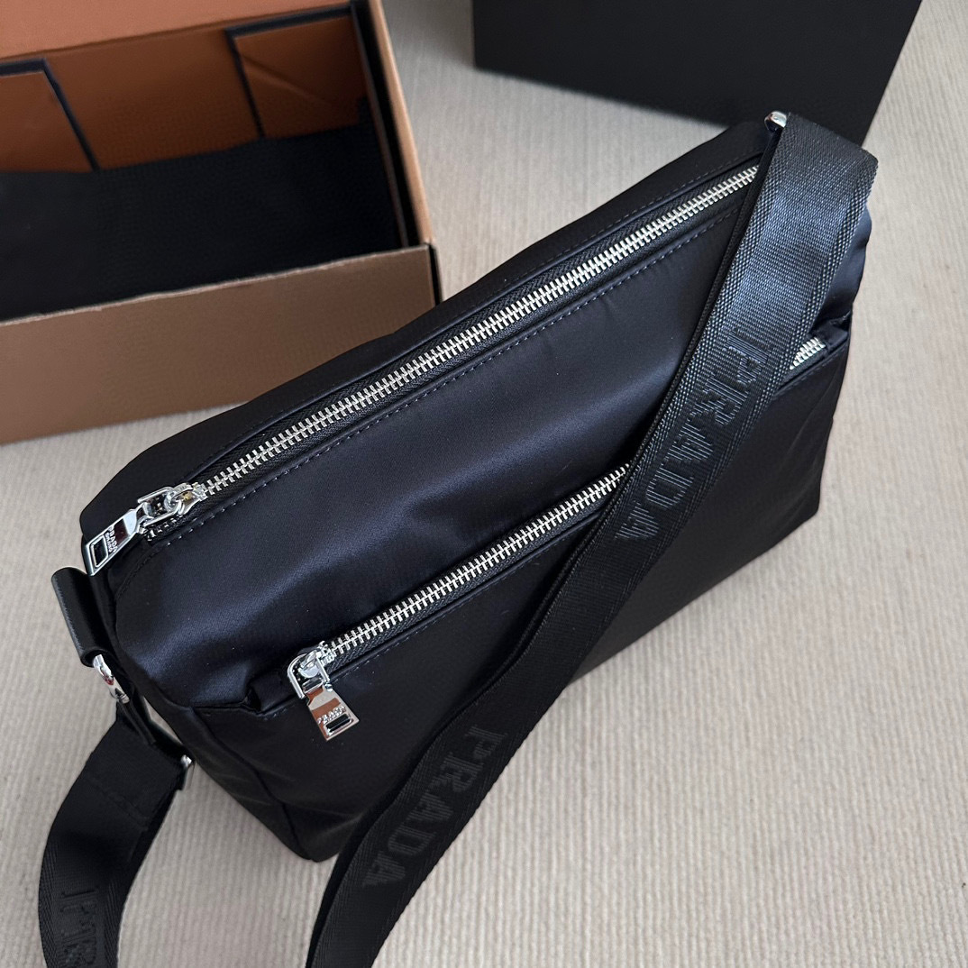 PRADA  Re-Nylon　ショルダーバッグ