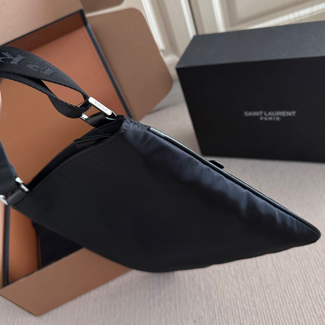 PRADA メンズ ショルダーバッグ