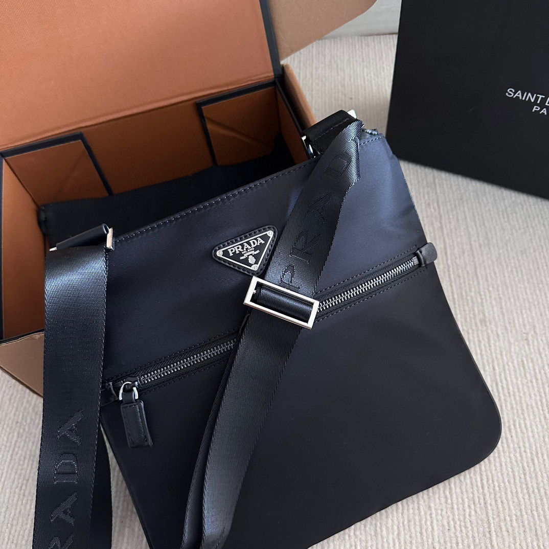 PRADA メンズ ショルダーバッグ