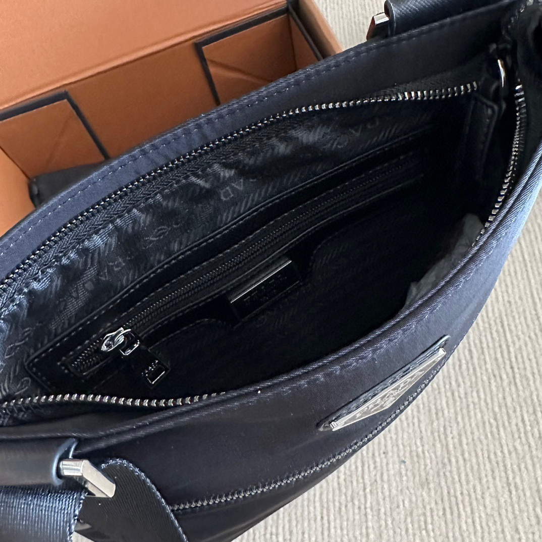 PRADA メンズ ショルダーバッグ
