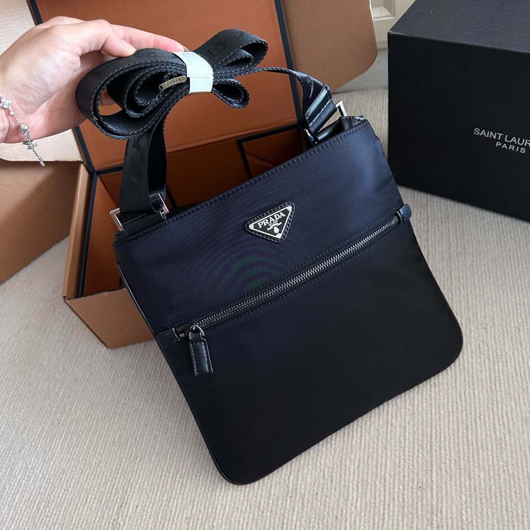 PRADA メンズ ショルダーバッグ