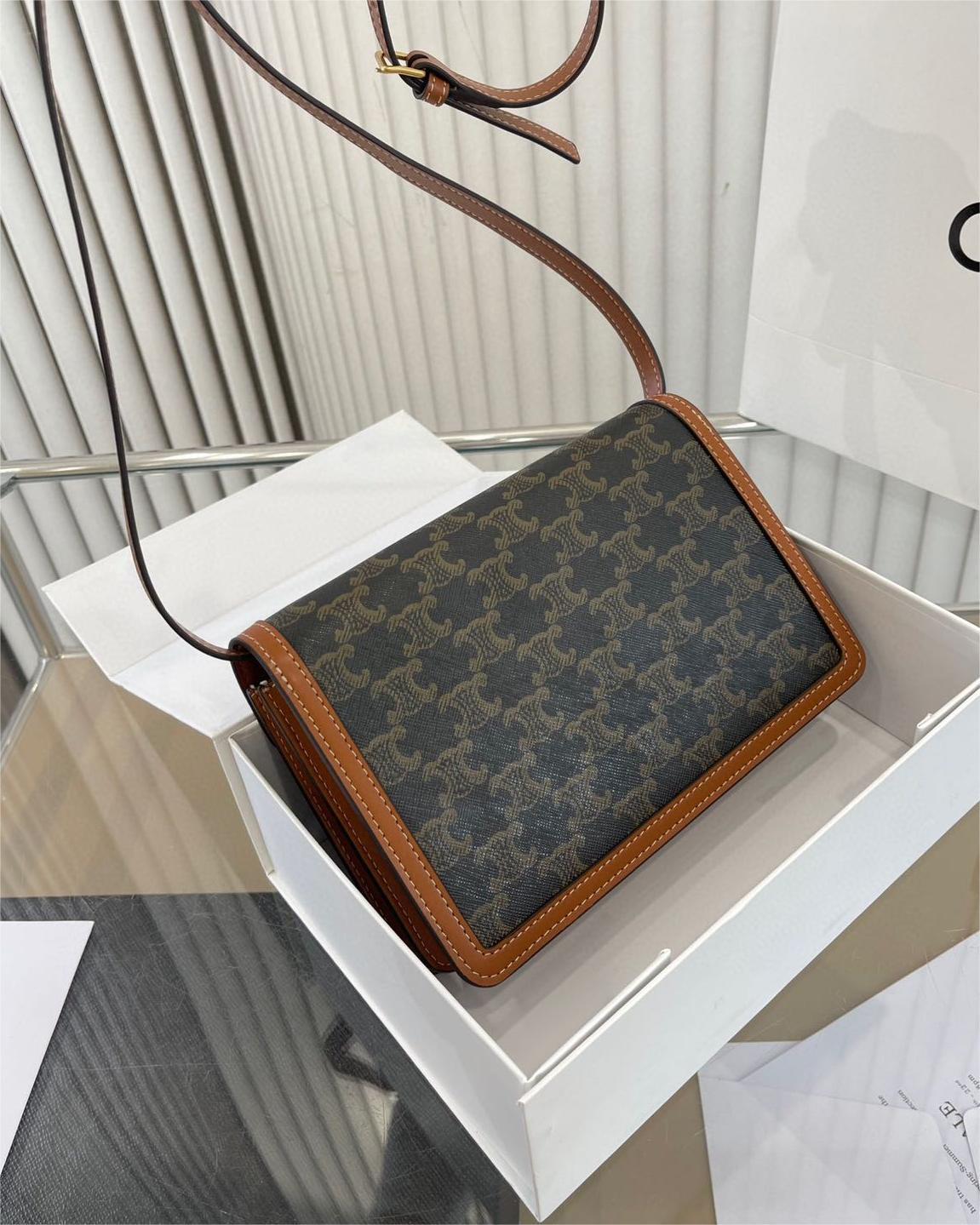 【CELINE】TEEN TRIOMPHE BAG IN CANVAS ショルダーバッグ