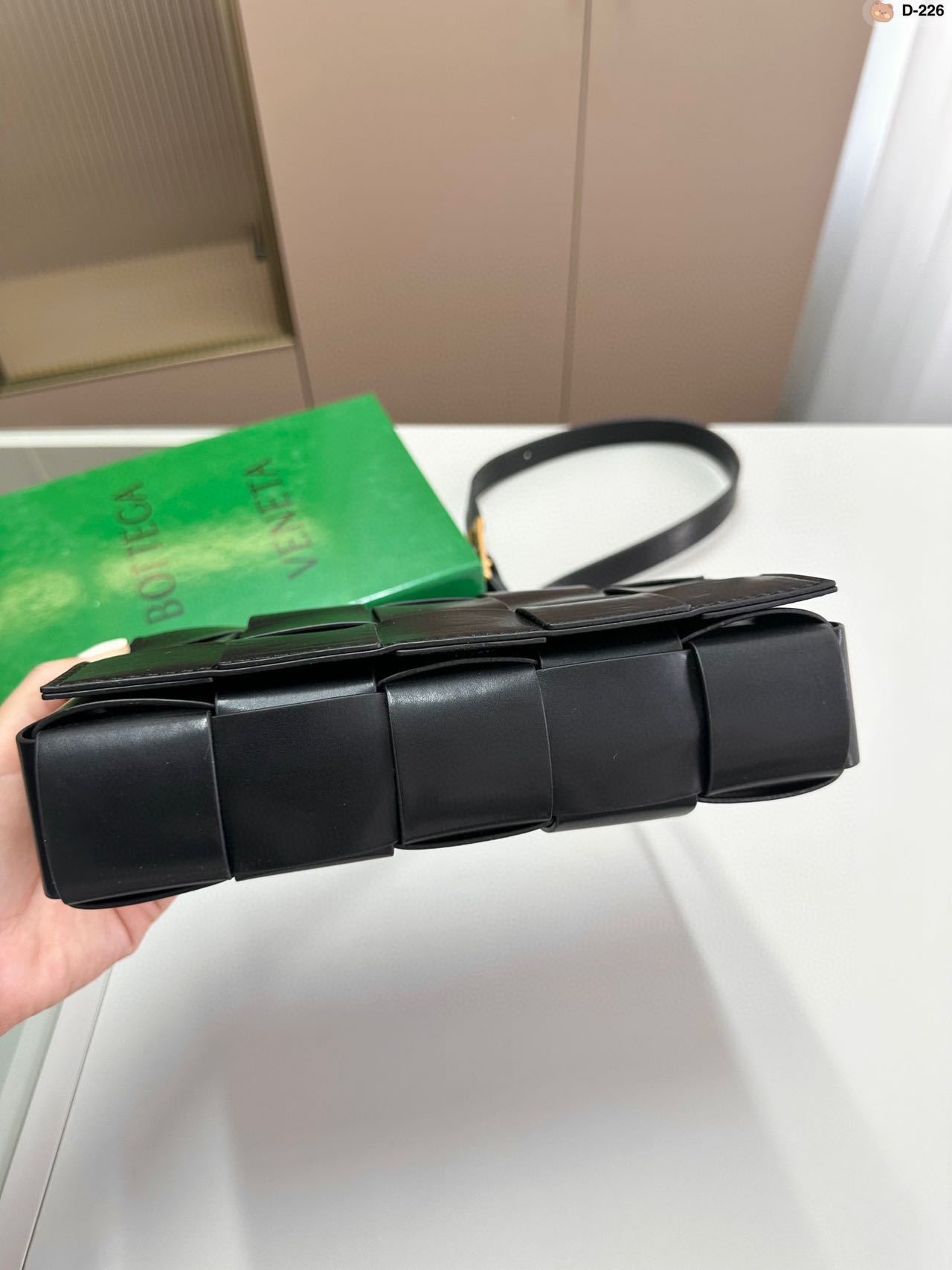 定番BOTTEGA VENETA ショルダーバッグ