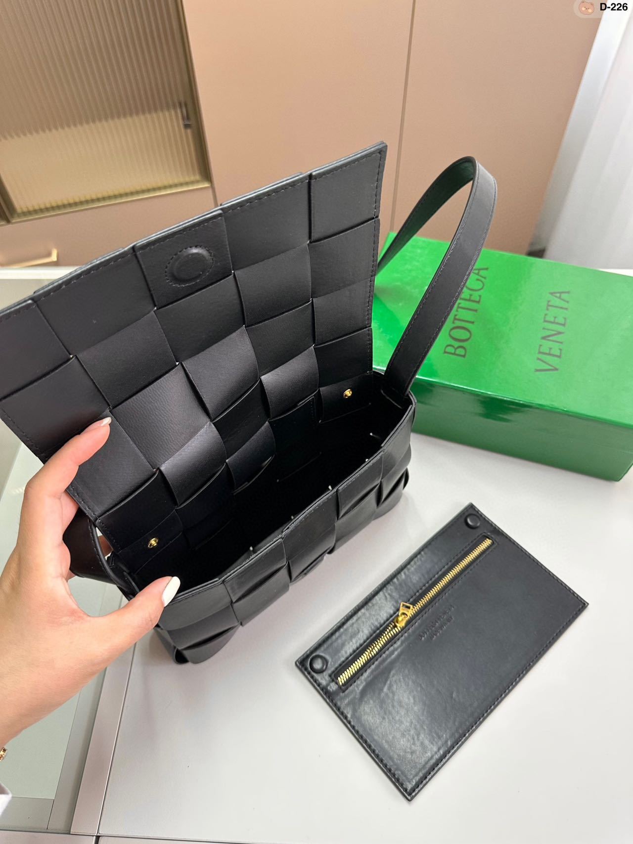 定番BOTTEGA VENETA ショルダーバッグ