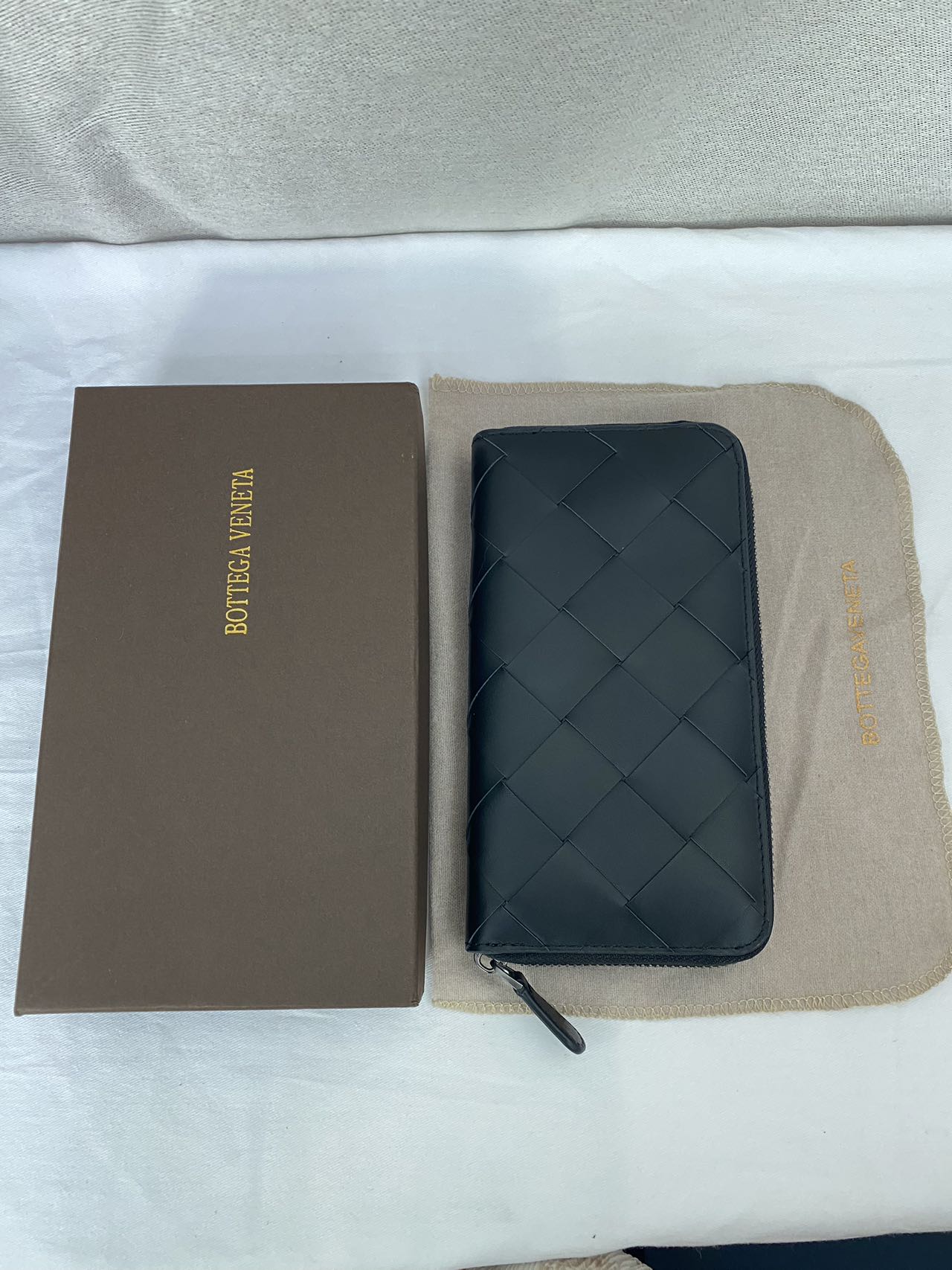 BOTTEGA VENETA 　ジップアラウンドウォレット