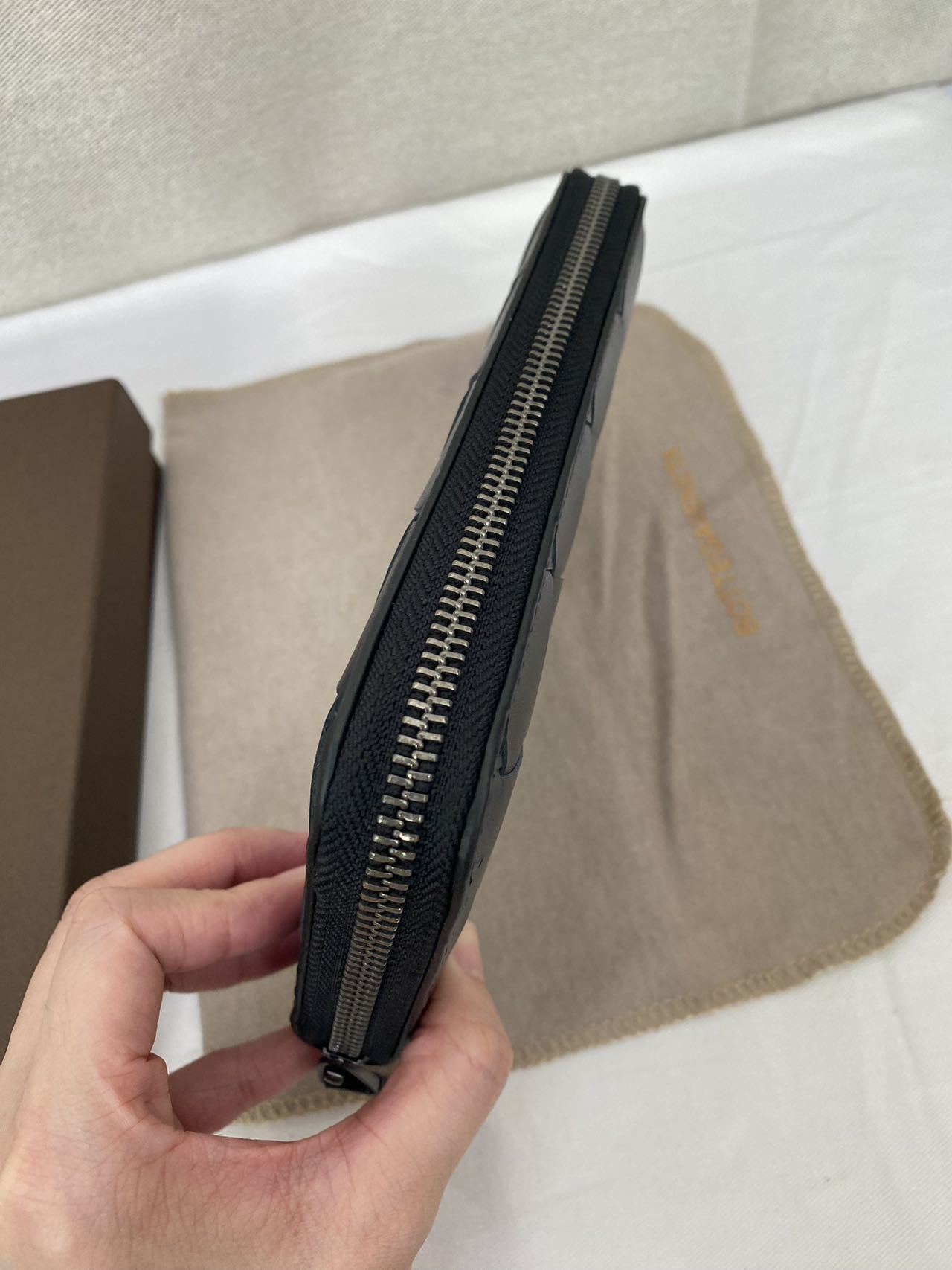 BOTTEGA VENETA 　ジップアラウンドウォレット