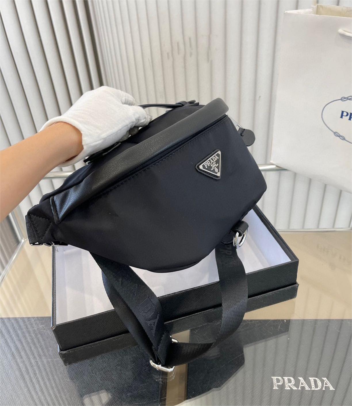 PRADA(プラダ)収納力抜群 ナイロン ボディーバッグ