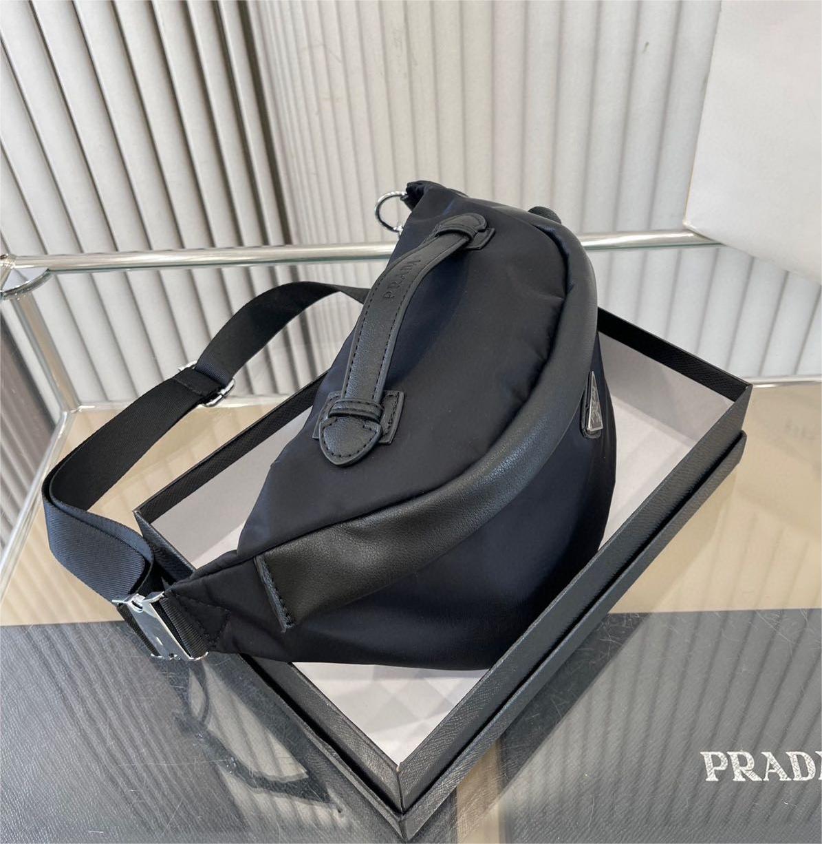 PRADA(プラダ)収納力抜群 ナイロン ボディーバッグ