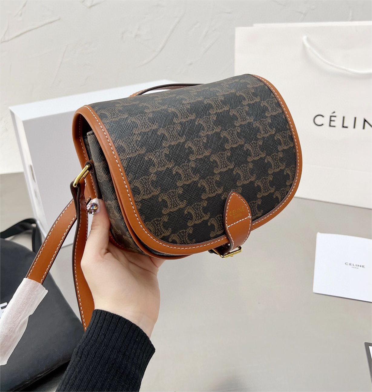CELINE ファルコ ミディアム バッグ トリオンフキャンバス タン