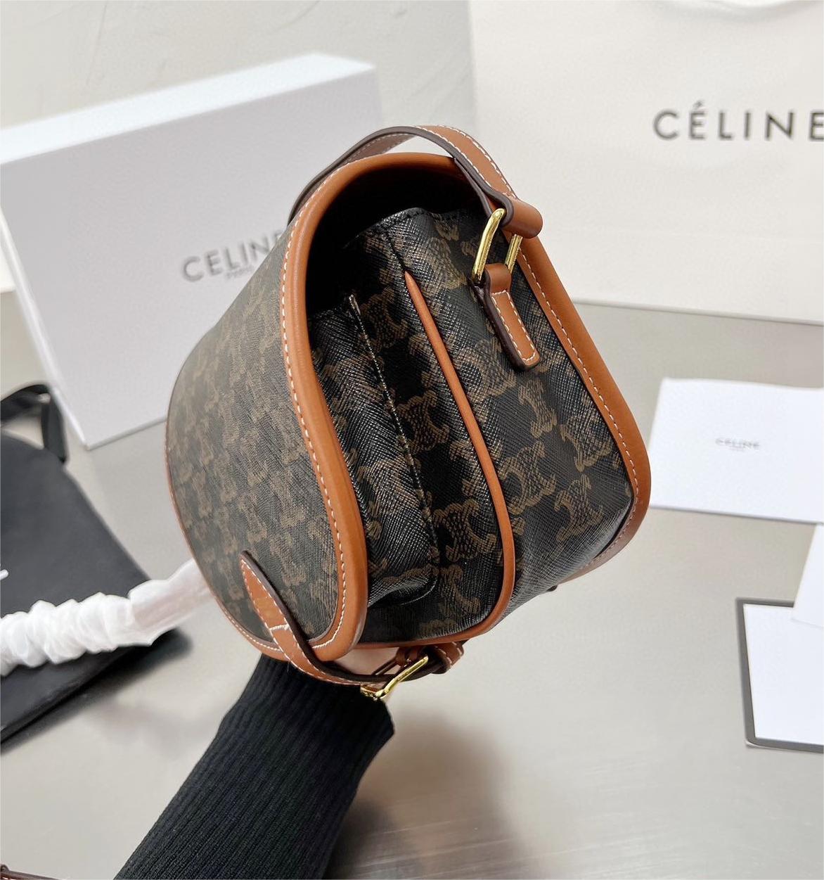 CELINE ファルコ ミディアム バッグ トリオンフキャンバス タン