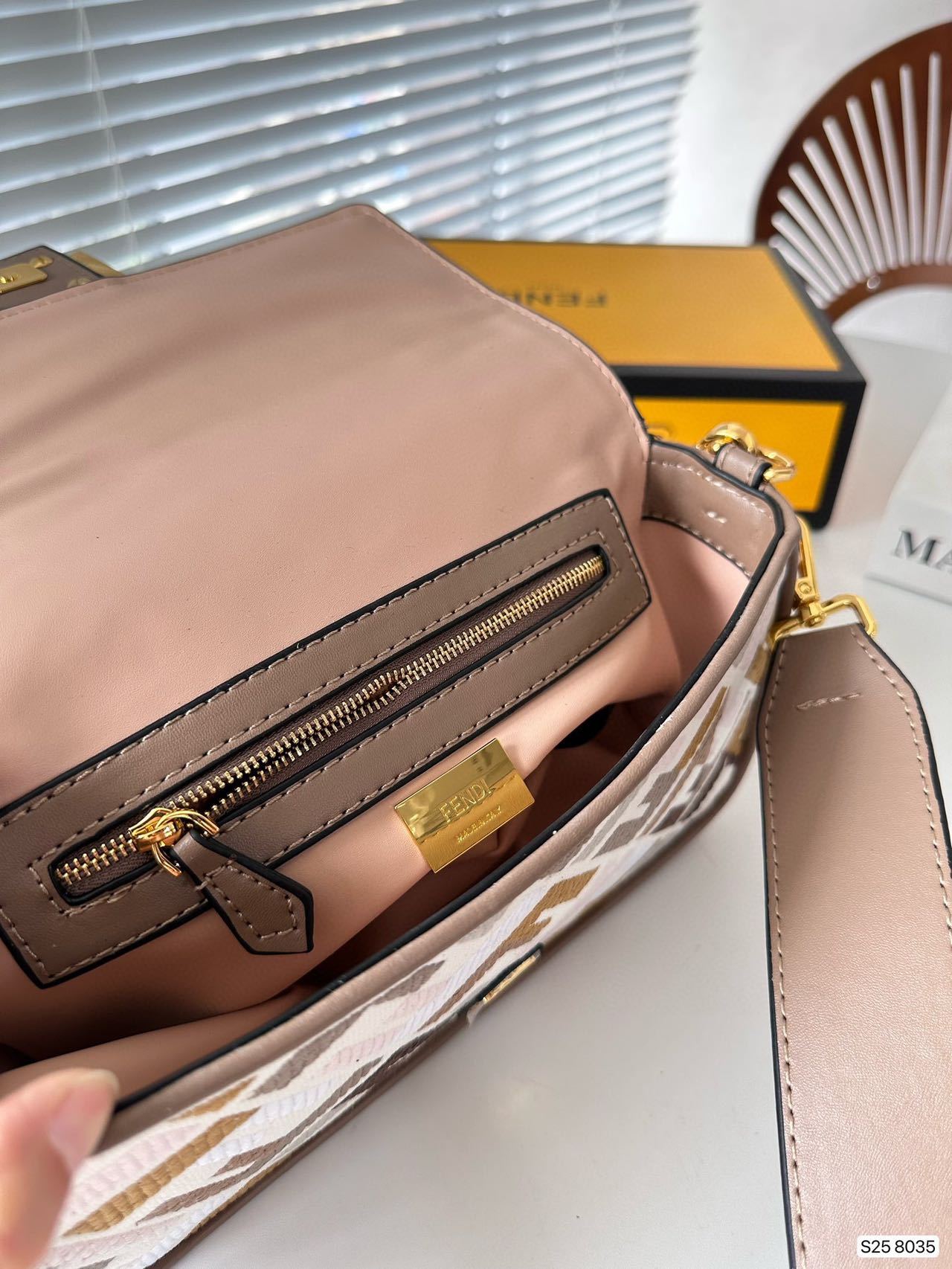 FENDI　ショルダーバッグ