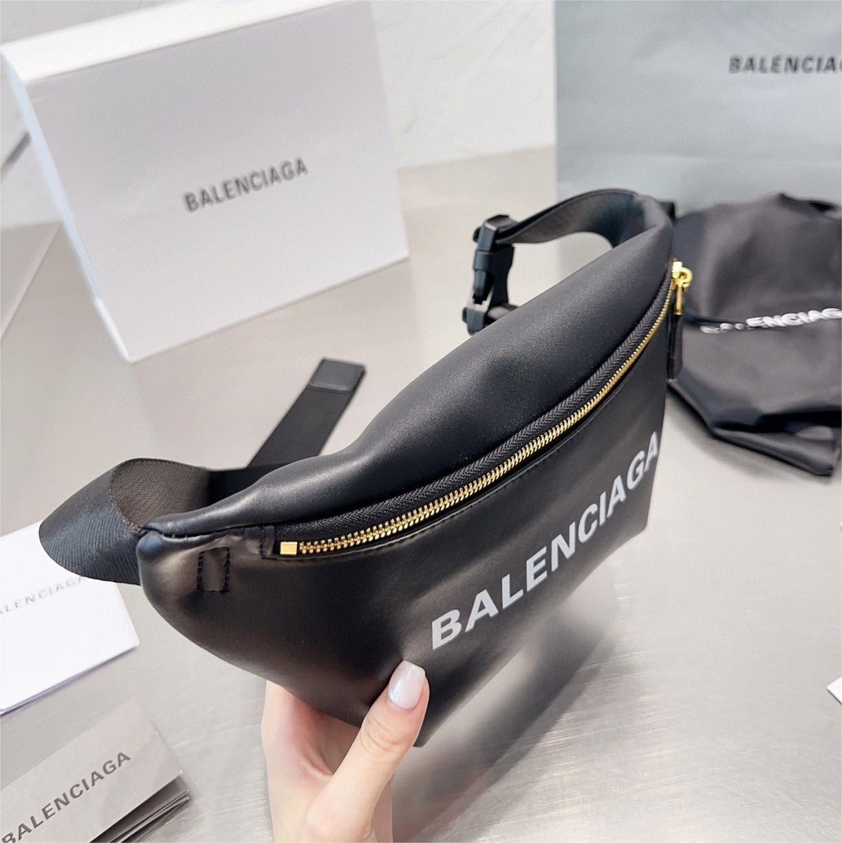 ★BALENCIAGA★ ボディーバッグ