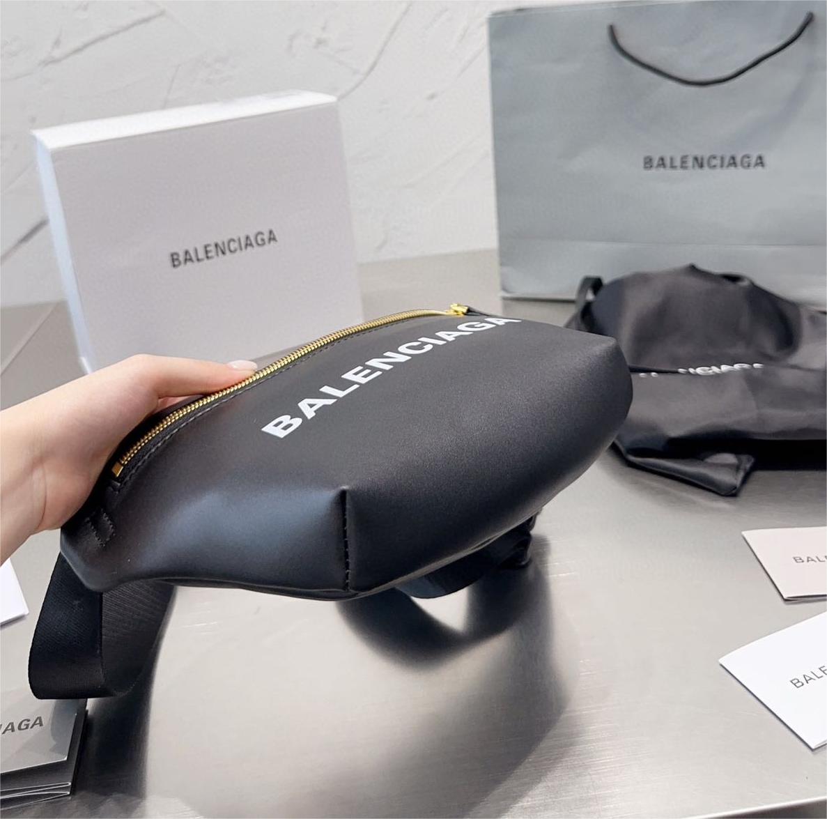 ★BALENCIAGA★ ボディーバッグ