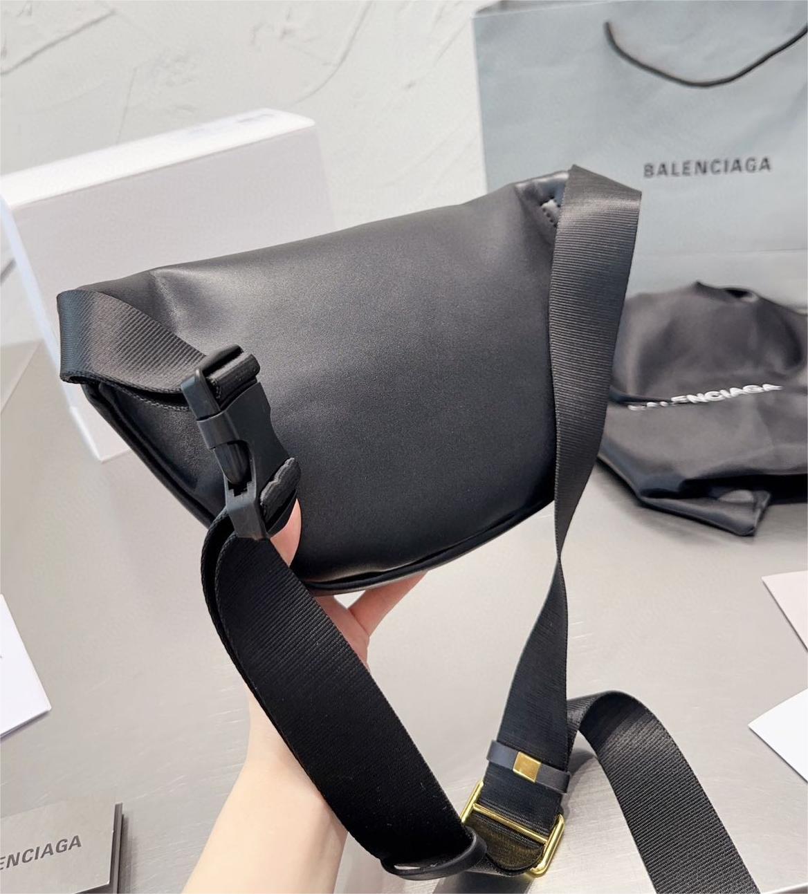 ★BALENCIAGA★ ボディーバッグ