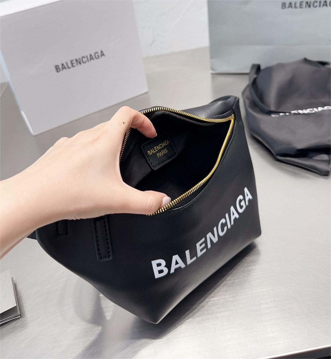 ★BALENCIAGA★ ボディーバッグ