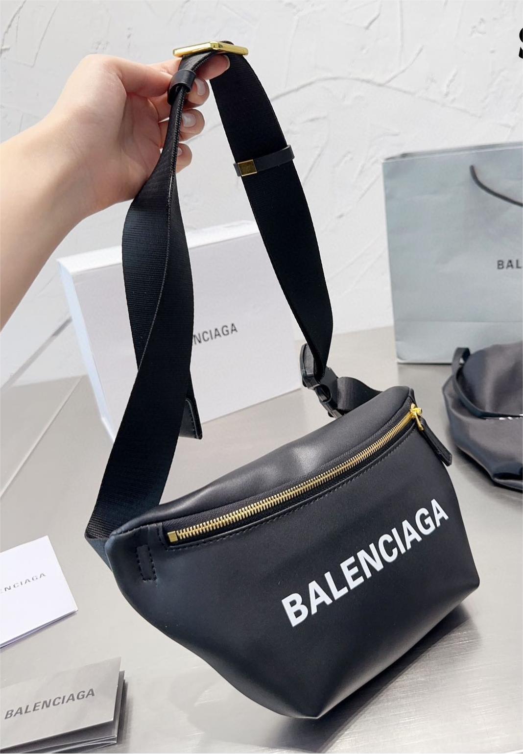 ★BALENCIAGA★ ボディーバッグ
