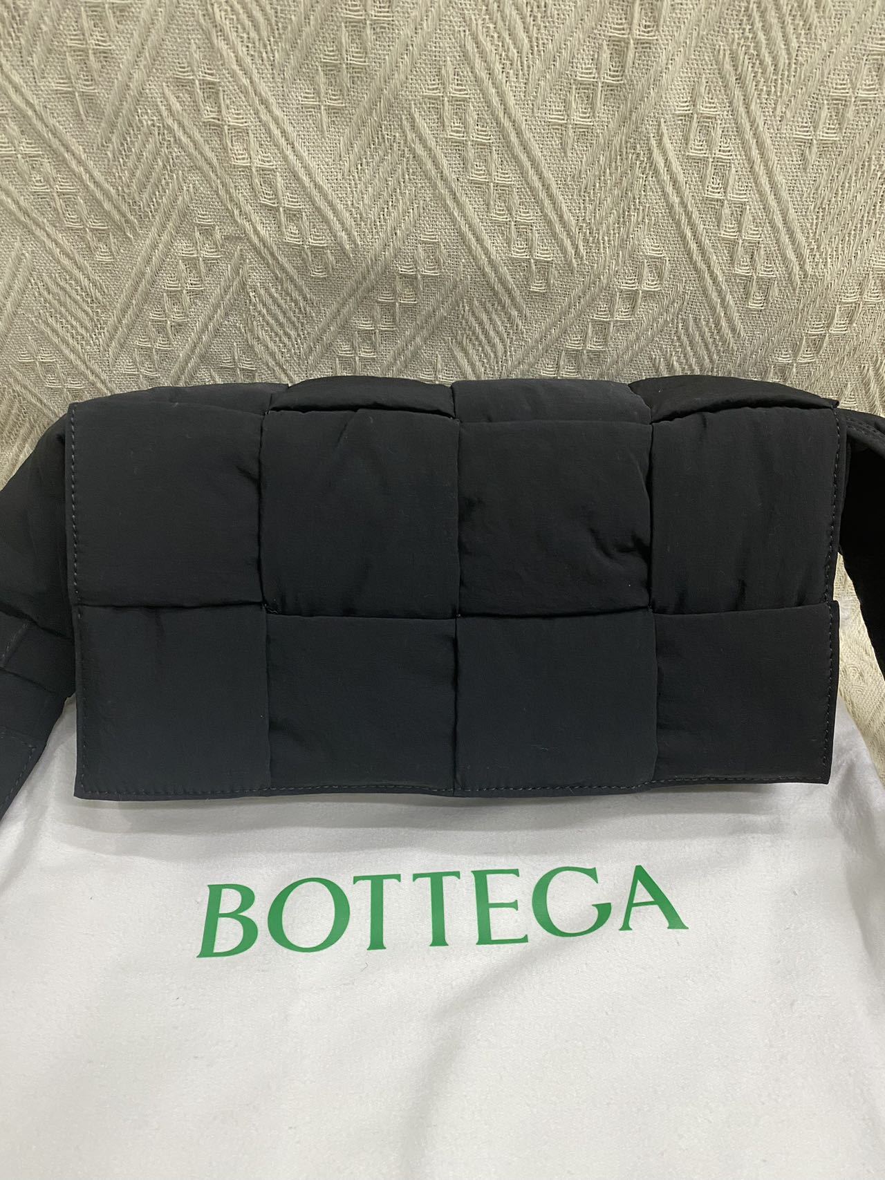 BOTTEGA VENETA/Tech Cassette クロスボディバッグ