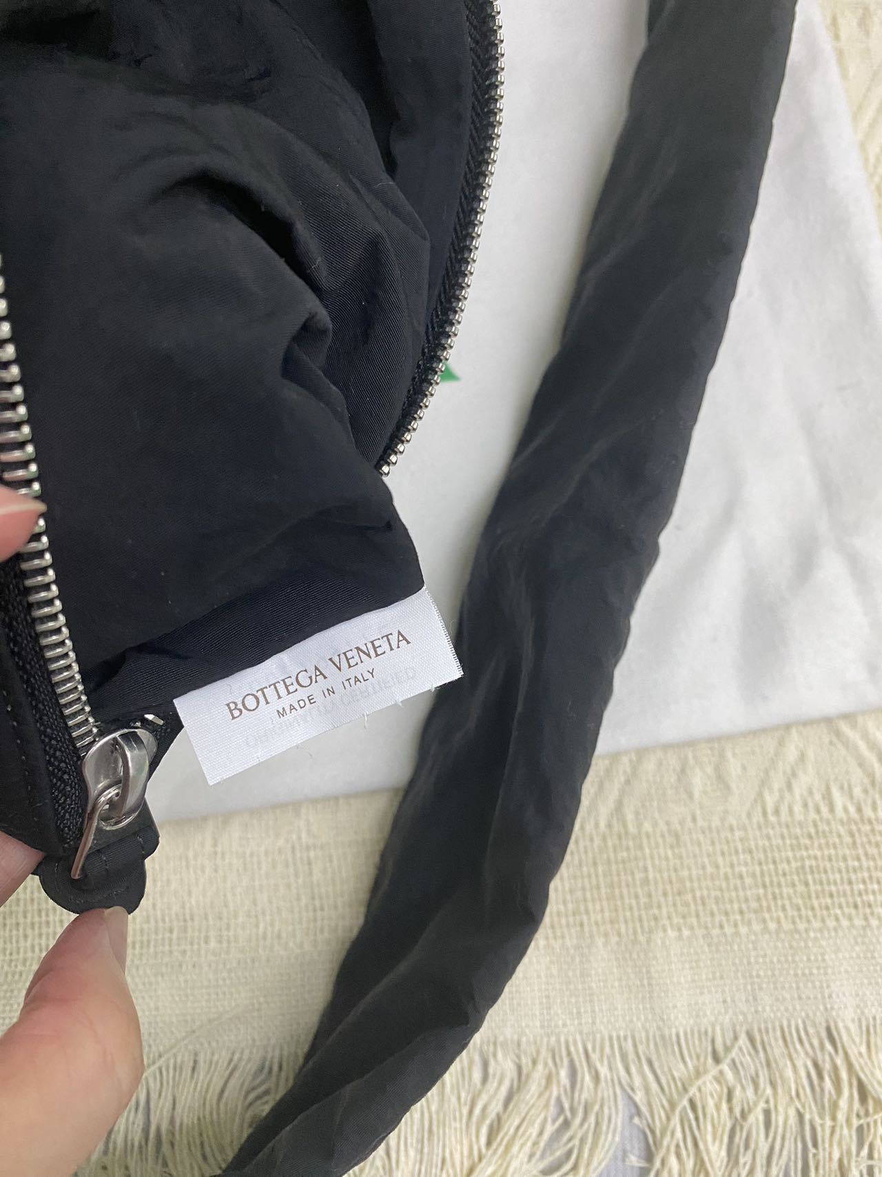 BOTTEGA VENETA/Tech Cassette クロスボディバッグ