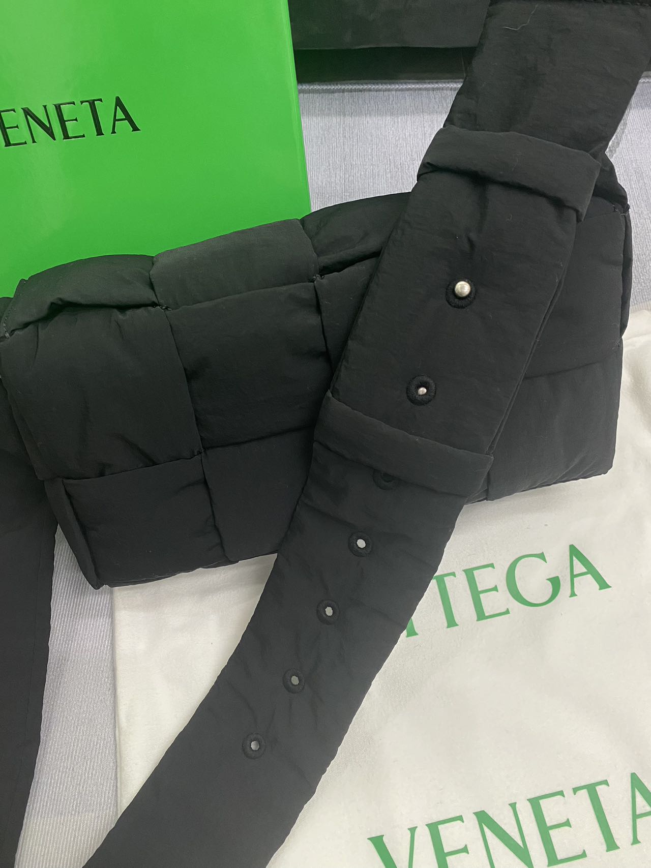 BOTTEGA VENETA/Tech Cassette クロスボディバッグ