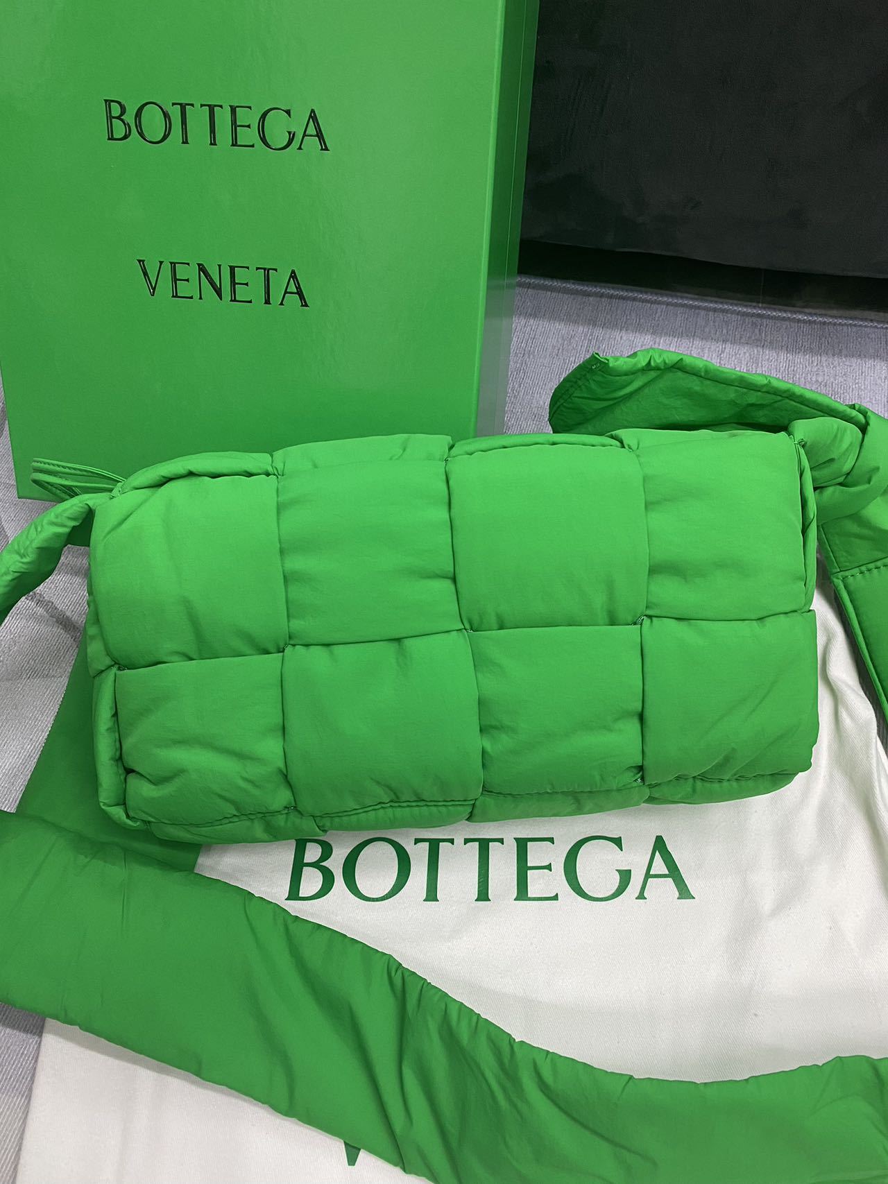 BOTTEGA VENETA/Tech Cassette クロスボディバッグ
