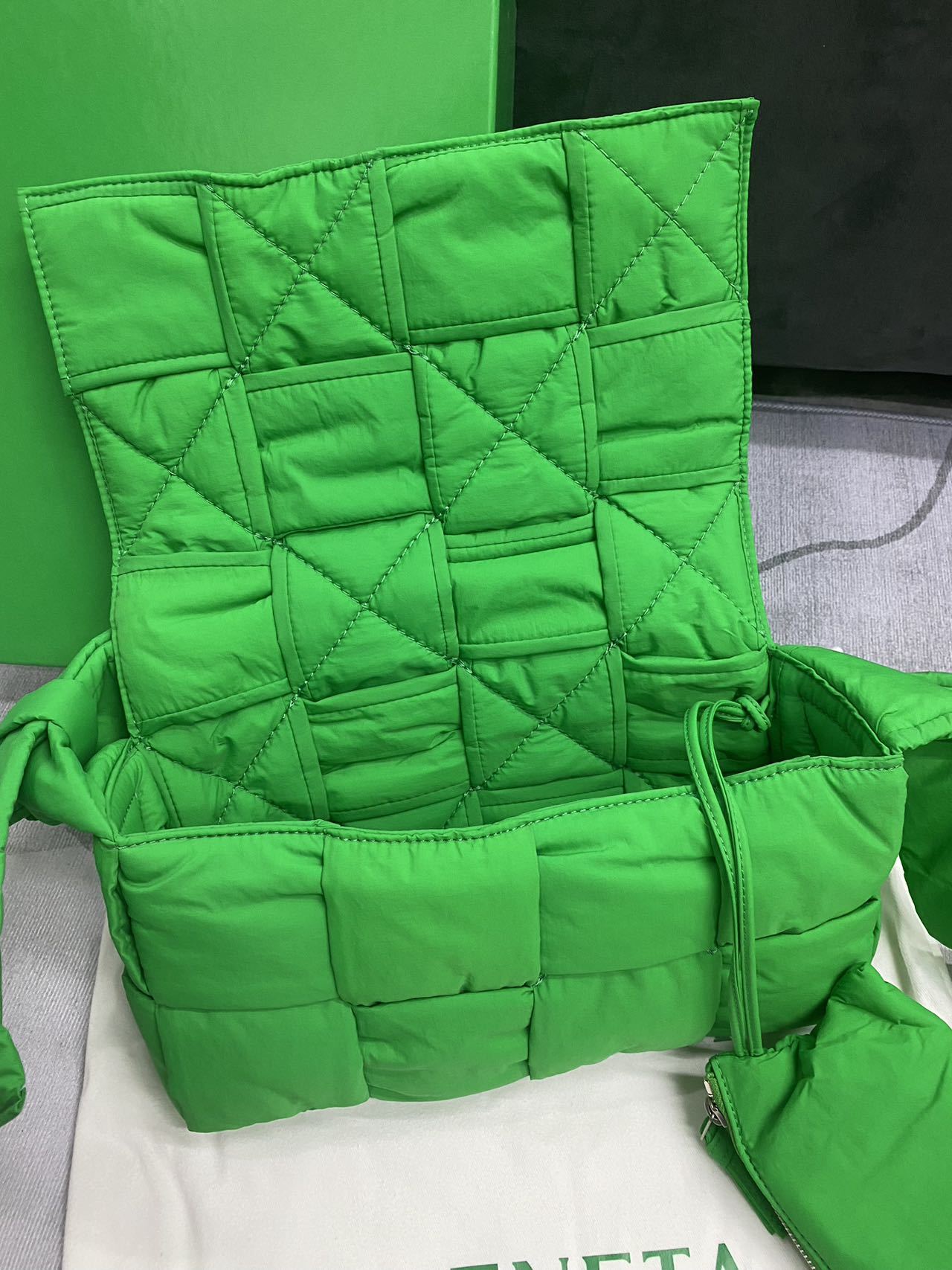 BOTTEGA VENETA/Tech Cassette クロスボディバッグ