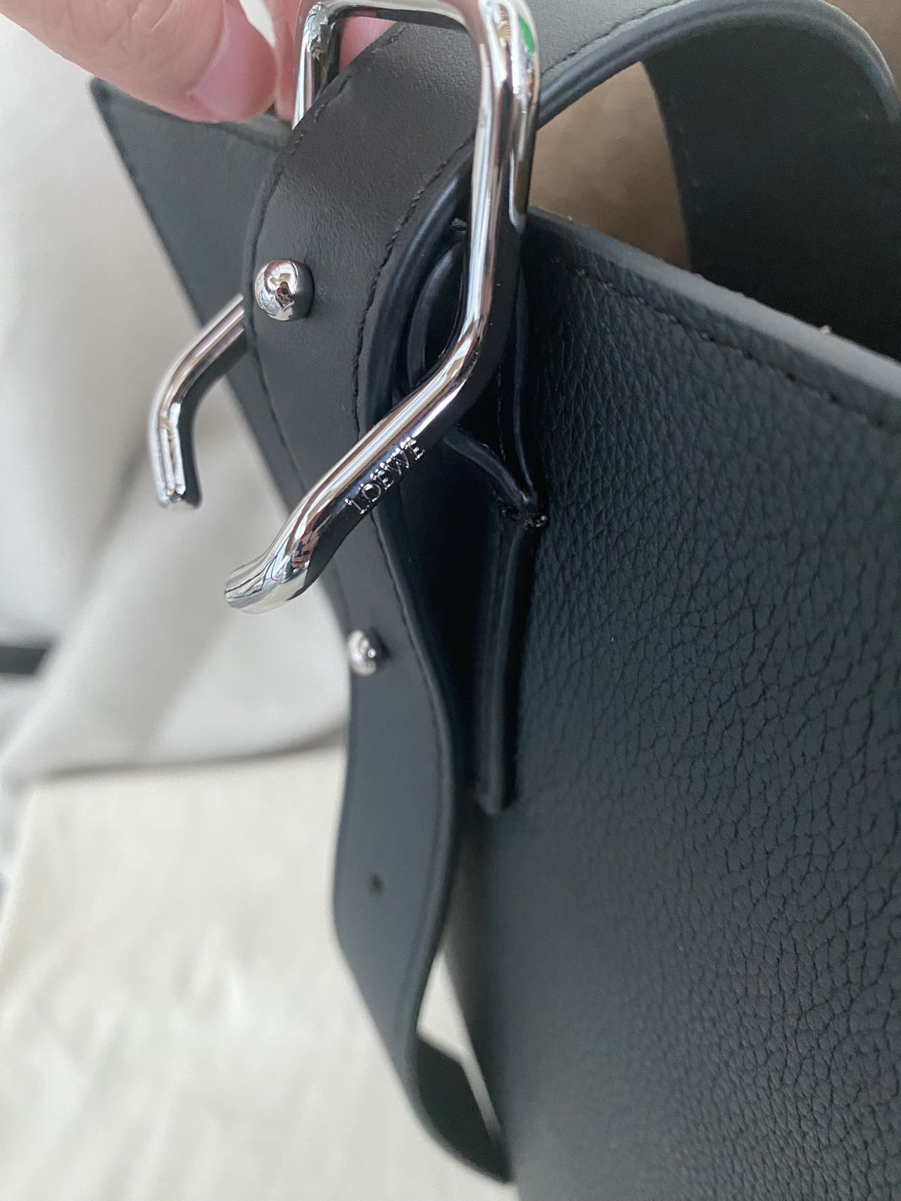 LOEWE バックルジッパー トート