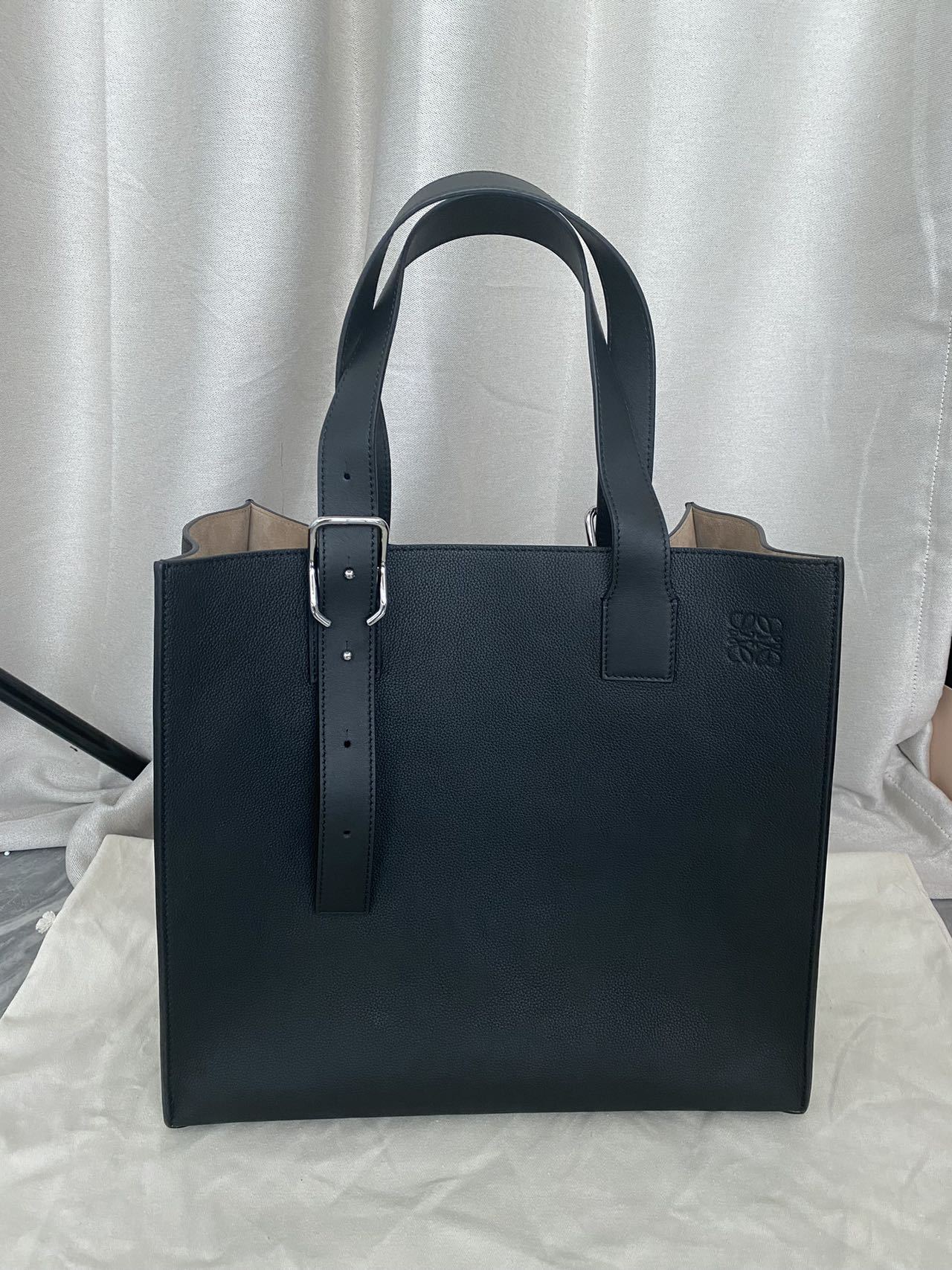 LOEWE バックルジッパー トート