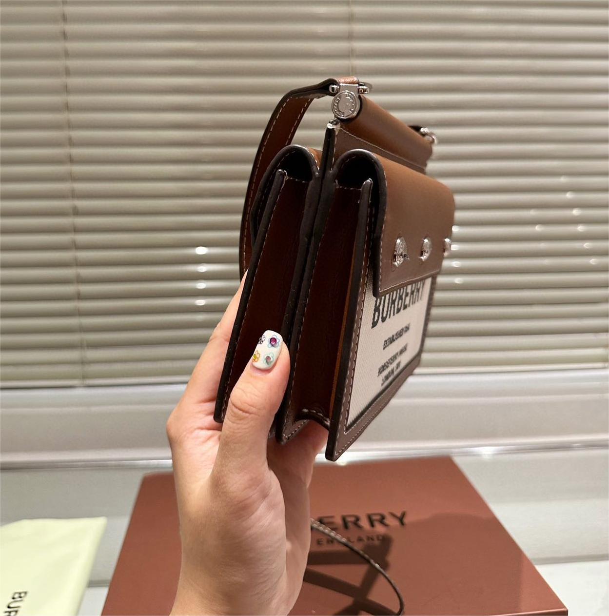 ☆Burberry バーバリー ノート クロスボディバッグ