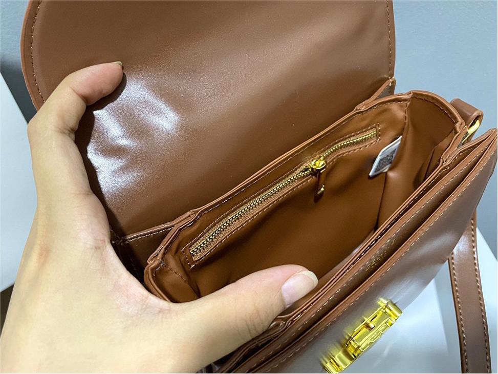 【CELINE】 TRIOMPH　ショルダーバッグ