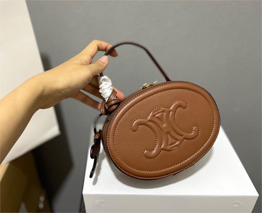 CELINE☆クロスボディ オーバルパース キュイル トリオンフ