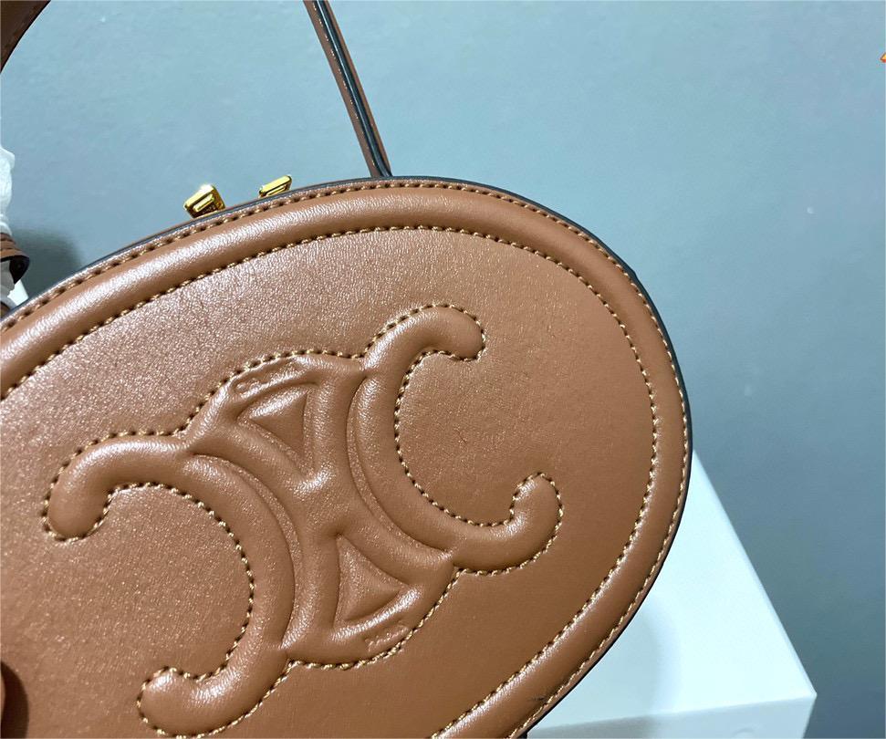 CELINE☆クロスボディ オーバルパース キュイル トリオンフ