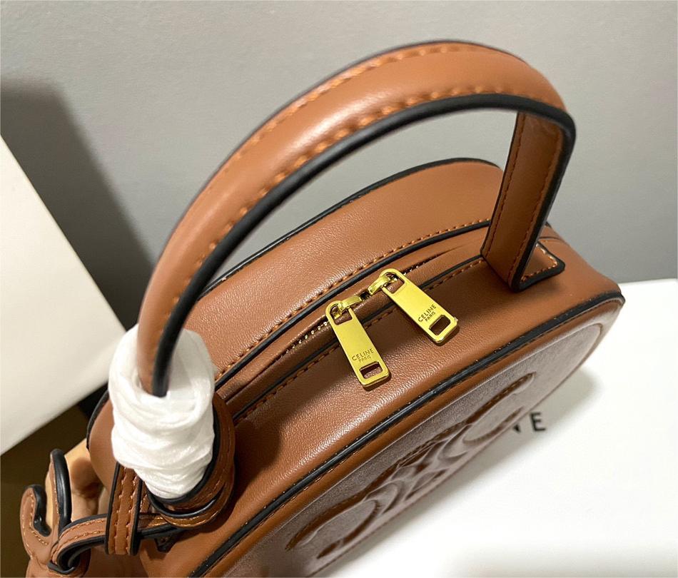 CELINE☆クロスボディ オーバルパース キュイル トリオンフ