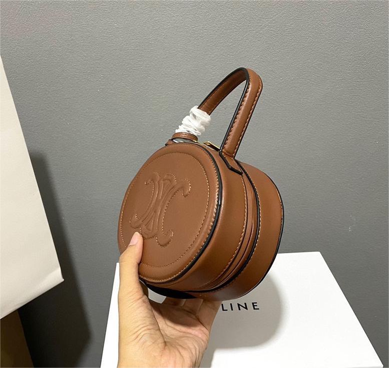 CELINE☆クロスボディ オーバルパース キュイル トリオンフ