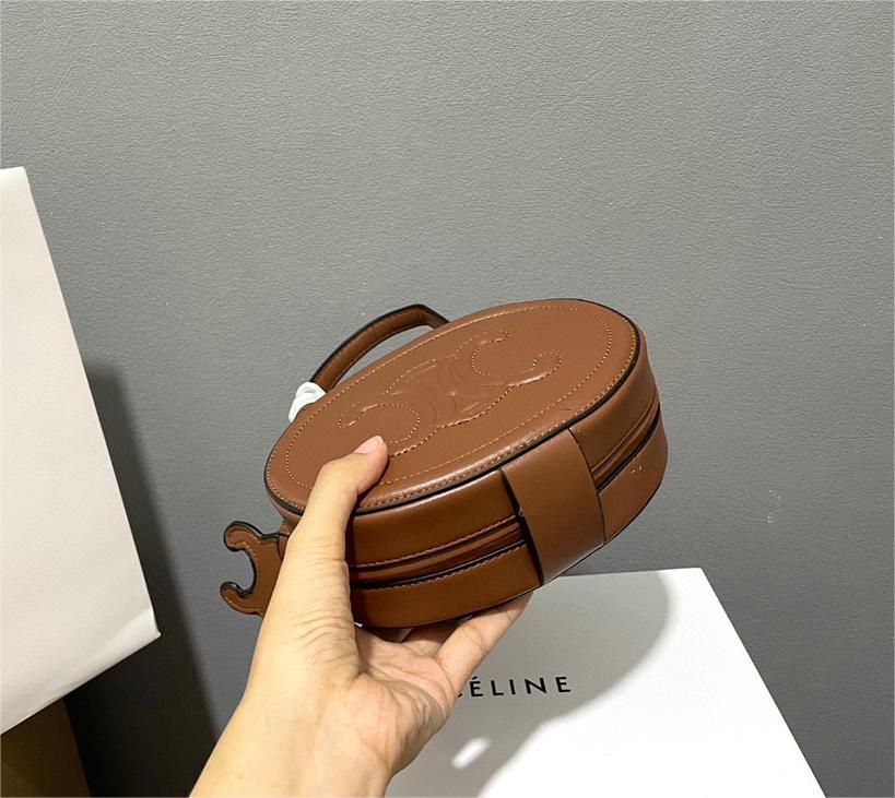 CELINE☆クロスボディ オーバルパース キュイル トリオンフ