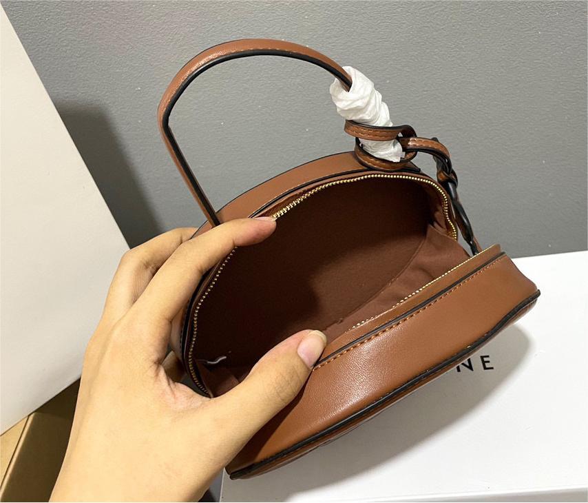CELINE☆クロスボディ オーバルパース キュイル トリオンフ