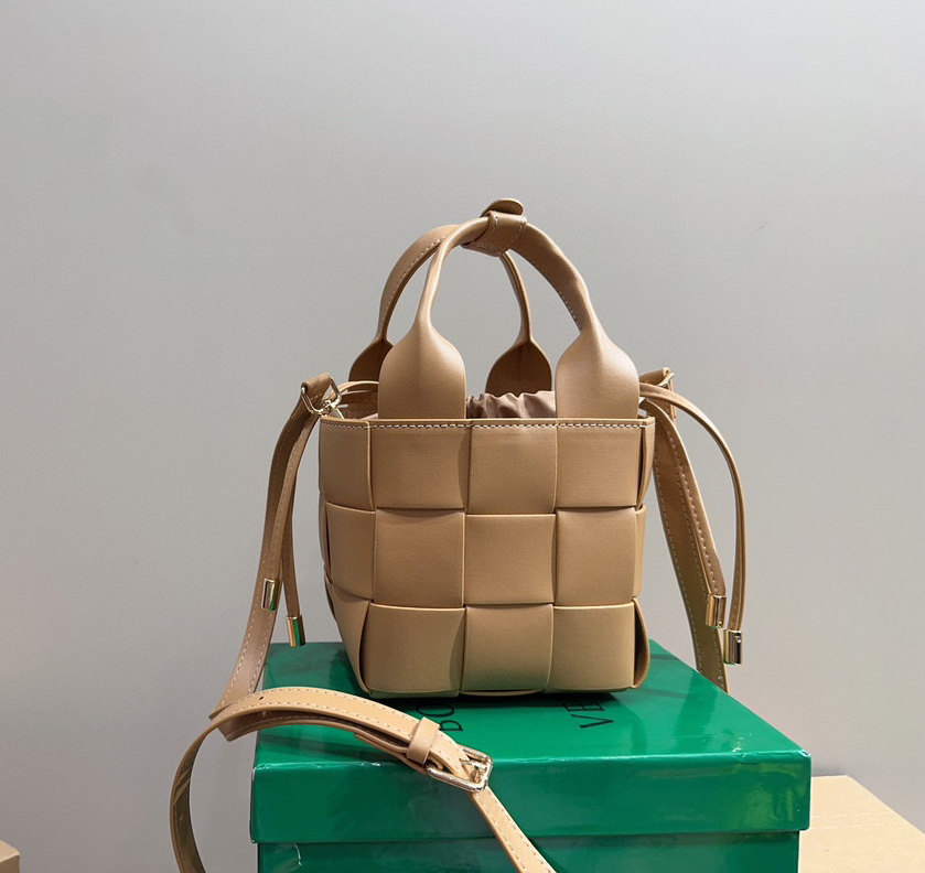 BOTTEGA VENETA ショルダーバッグ カセット ミニ