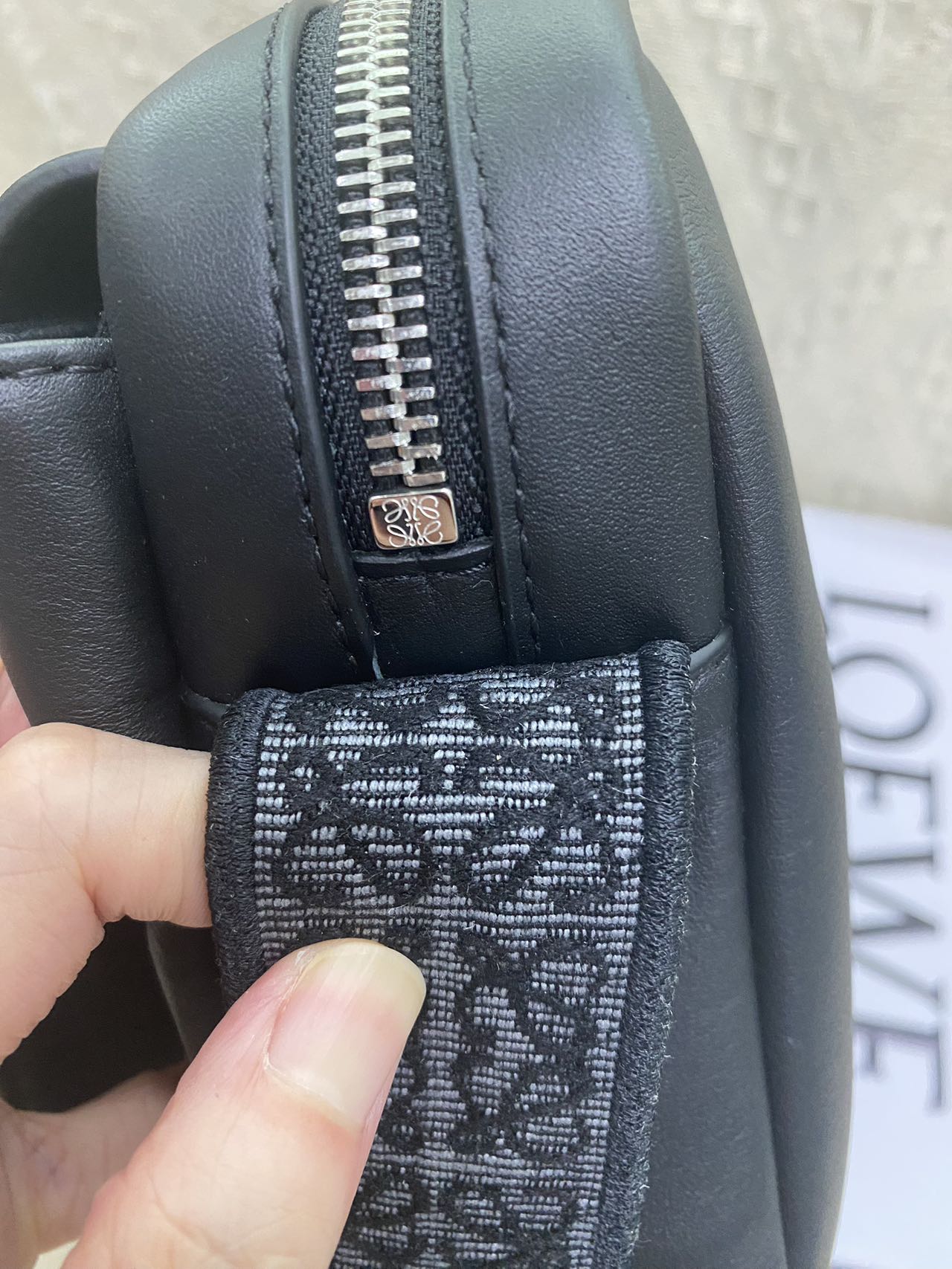 LOEWE ミリタリー スムース レザー メッセンジャーバッグ